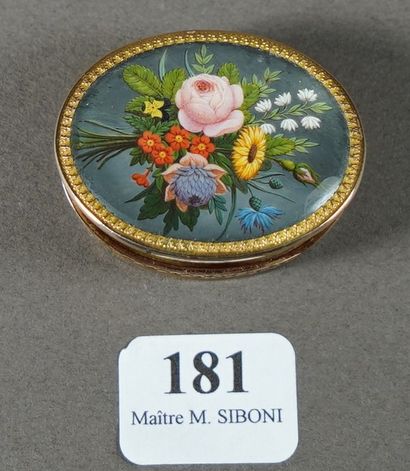 null 181- Boîte en vermeil Couvercle en miniature à décor de fleurs