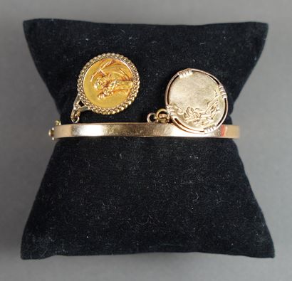 null 155- Bracelet jonc ouvrant en or jaune et ses trois pendentifs ''médaille''...
