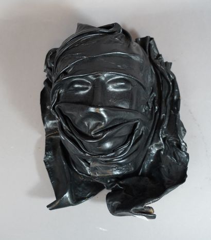  368- A. LAUGERAT Masque sculpture en cuir...