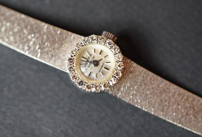null 275- GERKA Montre bracelet de dame en or gris Lunette sertie de diamants Pds...