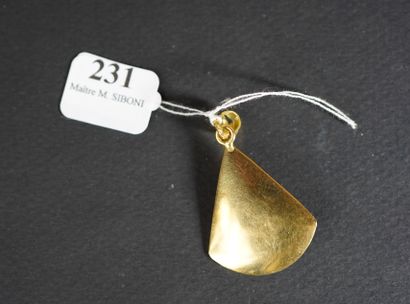 null 231- Pendentif ''triangle'' en or jaune serti d'une perle Pds : 5,20 g