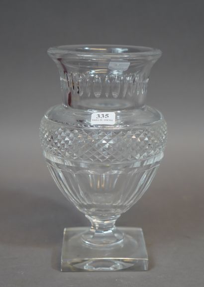 335- BACCARAT Vase en cristal taillé en forme...