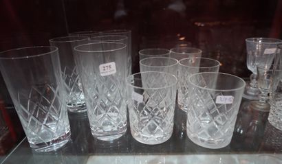 null 275- 6 verres en cristal taillé (H : 14 cm) et 6 verres à eau en cristal taillé...