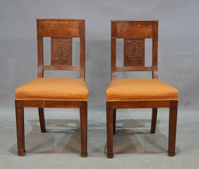 446- Paire de chaises en bois sculpté de...