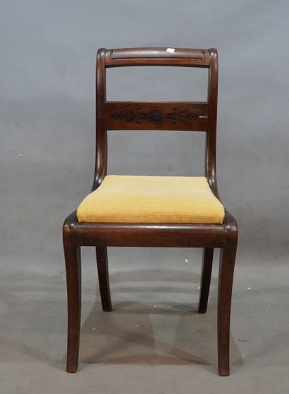 null 435- Deux chaises en acajou de style Restauration H : 83 cm On y joint un fauteuil...