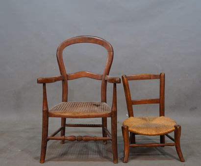406- Fauteuil (H : 72 cm) et chaise d'enfant...