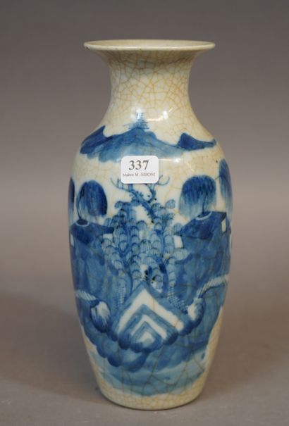 337- Vase en faïence craquelée à décor bleu...