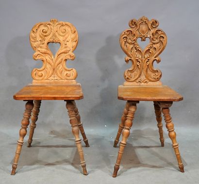 440- Paire de chaises en bois sculpté de...