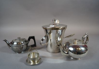 null 
240- Lot de métal argenté comprenant saupoudreuse, passe-thé et deux théières...