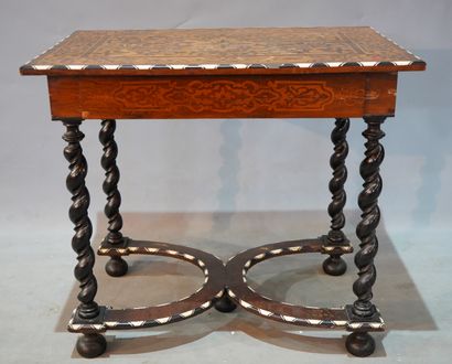 430- Table de milieu en bois noirci Marqueterie...