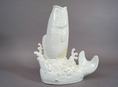 193- Vase en céramique blanche à décor de...