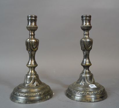 184- Paire de chandeliers en étain reposant...
