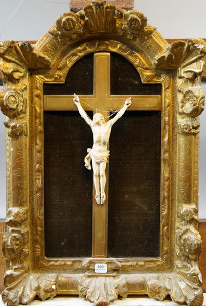 203- Christ en ivoire sur sa croix en pâte...