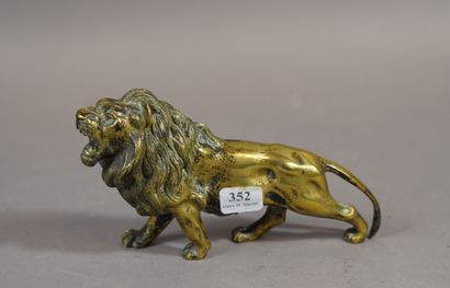 352- ''Lion rugissant'' Bronze à patine dorée...