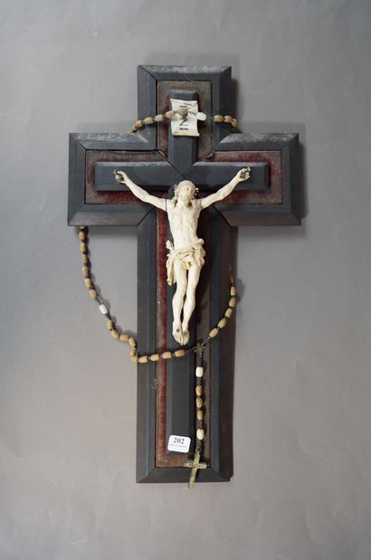 null 202- Christ en ivoire sur sa croix 46 x 25 cm