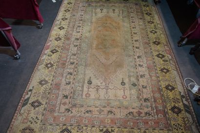 null 461- Tapis Persan à décor d'un médaillon central et fleurs stylisées 300 x 200...