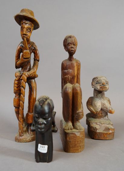 null 195- Quatre figurines en bois sculpté (accidents) H : 40 cm, 32 cm, 20 cm et...