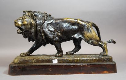 null 
351- Louis VIDAL ''Lion rugissant'' Bronze Socle en bois (accident à la patine)...