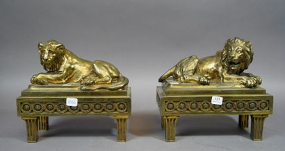 null 333- Paire de chenets en bronze représentant des lions couchés XIXème siècle...