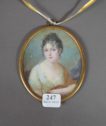 null 247- Ecole Française XIXème siècle ''Jeune femme'' Miniature ovale H : 9 cm
