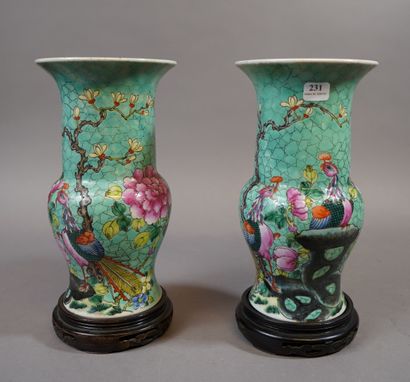 231- Paire de vases balustres à décor de...