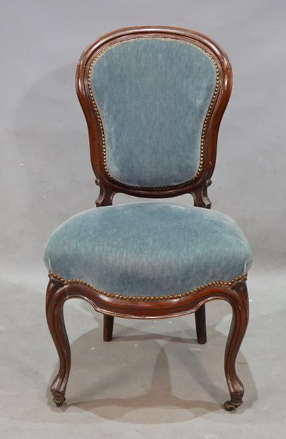 null 408- Chaise en bois mouluré Couverture de velours bleu Style Louis XV H : 93...