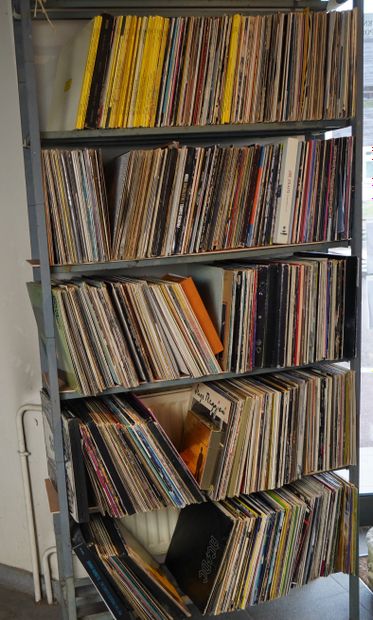 null 
331- Lot d’environ 3000 disques vinyles 33 tours de différents styles dont...