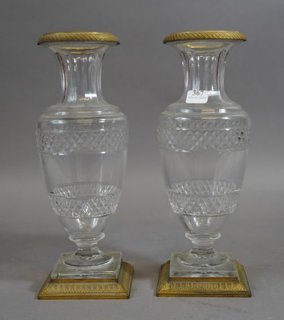 367- Paire de vases en cristal Monture en...