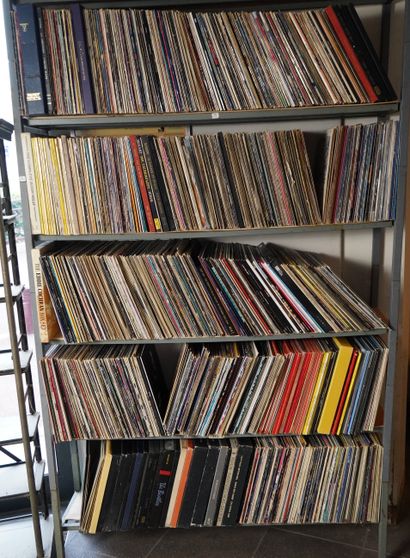 null 
331- Lot d’environ 3000 disques vinyles 33 tours de différents styles dont...