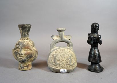 196- Deux vases et une figurine en terre...