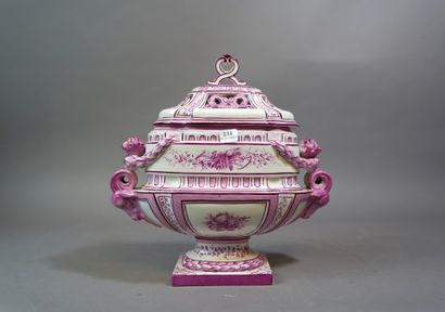 null 
234- GIEN Pot couvert en faïence rose à décor de scène champêtre, anses à décor...