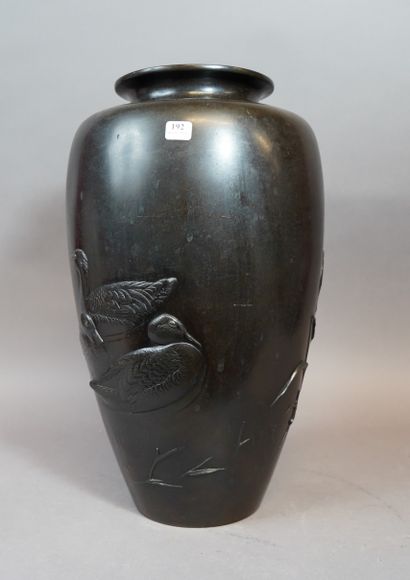 192- Important vase en bronze à décor de...