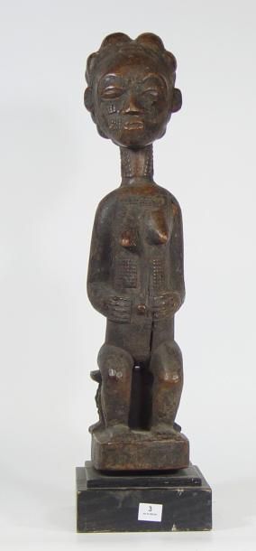 null "Femme assise" Statuette en bois sculpté H: 42 cm