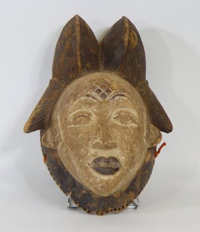 POUNOU Masque de la danse okuyi à face blanche, masque lié au culte des ancêtres,...