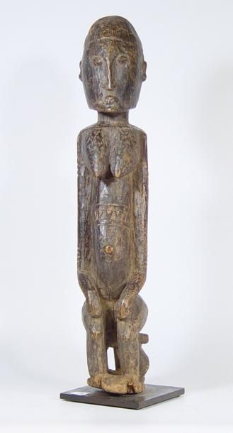 null Femme assise en bois sculpté. H: 48 cm