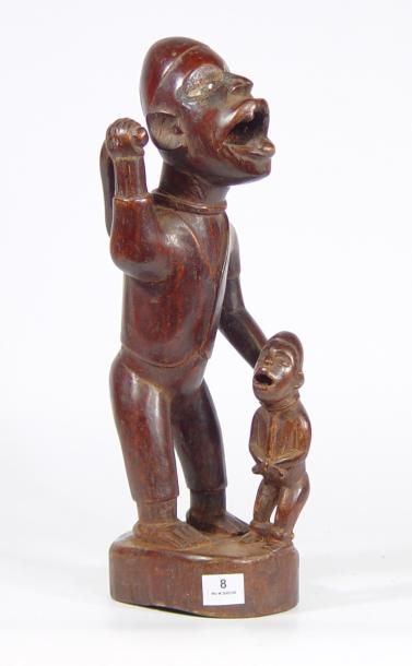 null "Homme et enfant" Groupe en bois sculpté H: 32 cm