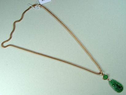 null Un collier en or jaune et son pendentif en pierre verte Pds: 9,5 gr
