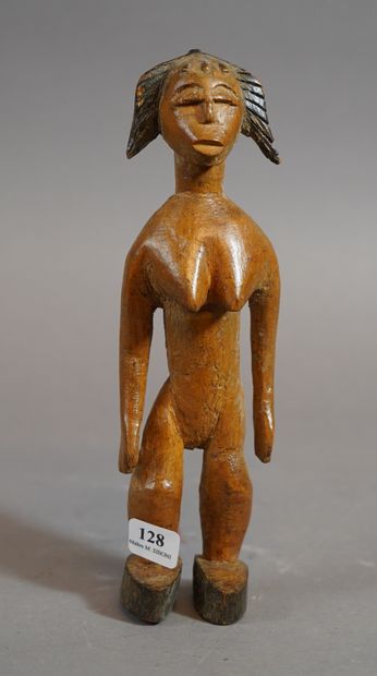 null 128- Statuette féminine en bois sculpté

H : 21 cm