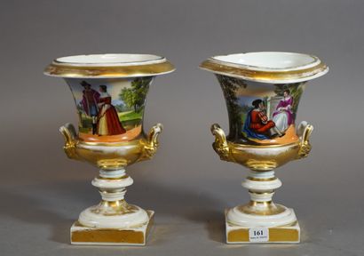 161- Paire de vases Médicis en porcelaine...