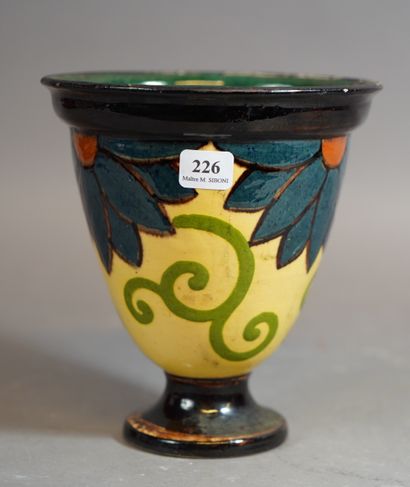 226- Vase piédouche en céramique signé sur...