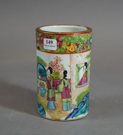null 149- Vase rouleau en porcelaine de Canton

(fêles)

H : 13 cm