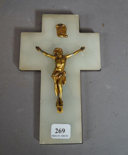 269- Crucifix en albâtre et bronze doré 
H...