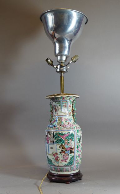 null 148- Vase en porcelaine de Canton monté en lampe

H : 39 cm