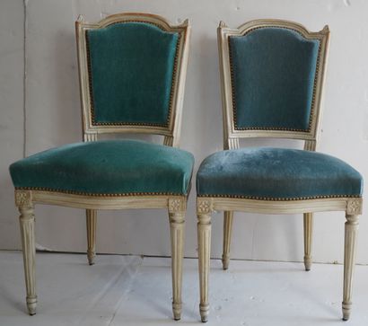 null 354- Suite de six chaises et deux fauteuils en bois laqué gris

Couverture de...