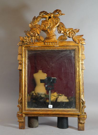null 280- Miroir, cadre en bois sculpté et doré à décor de paniers fleuris

H : 70...