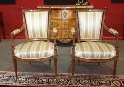 null 343- Paire de fauteuils en bois sculpté de style Directoire

Parties anciennes

H...