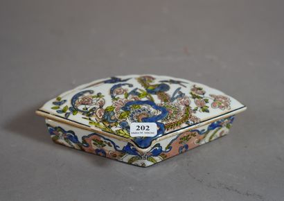 null 202- Boîte couverte en porcelaine

Extrême-Orient

Cachet sous la base

L :...
