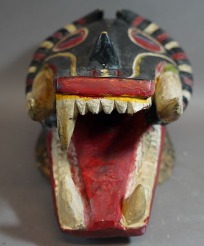 null 124- Important masque de cérémonie en bois sculpté

(manque, une dent accidentée)

H...
