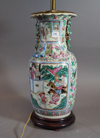 null 148- Vase en porcelaine de Canton monté en lampe

H : 39 cm