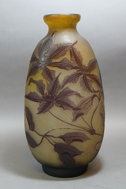 138- Emile GALLE 
Important vase en verre...